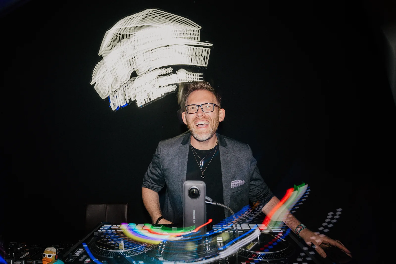 DJ Airbeck lacht hinter dem Pult