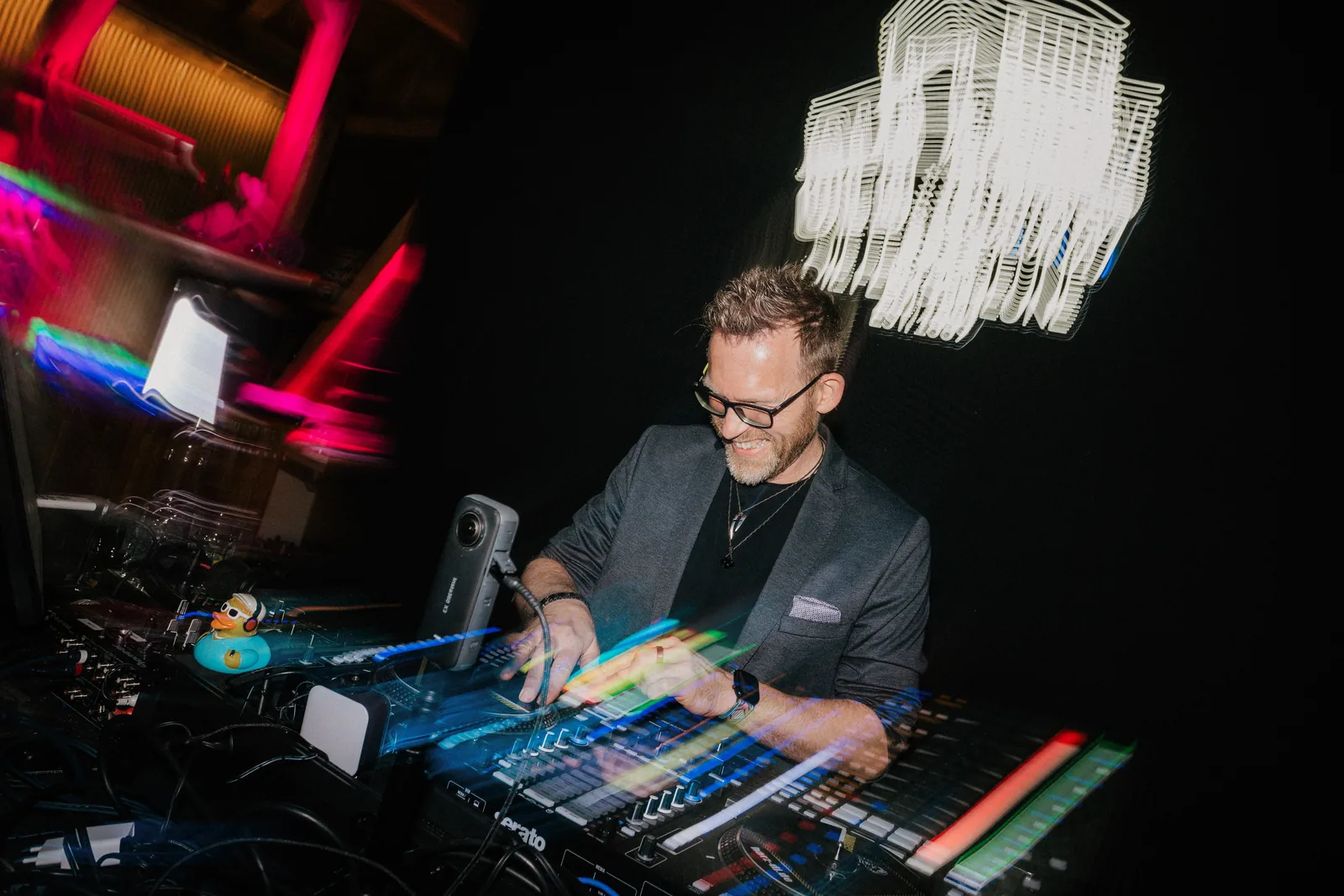 DJ Airbeck am Controller, bunte Lichtspuren