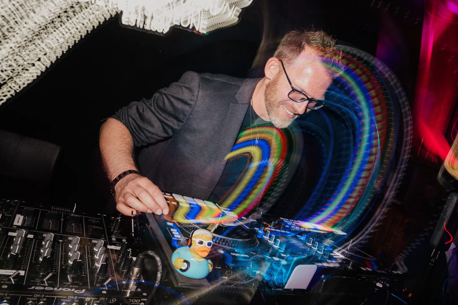 DJ Airbeck am Mixer mit Quietscheente